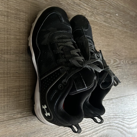 Under Armour Kids Size 2.5 cleats - Picture 3 of 6